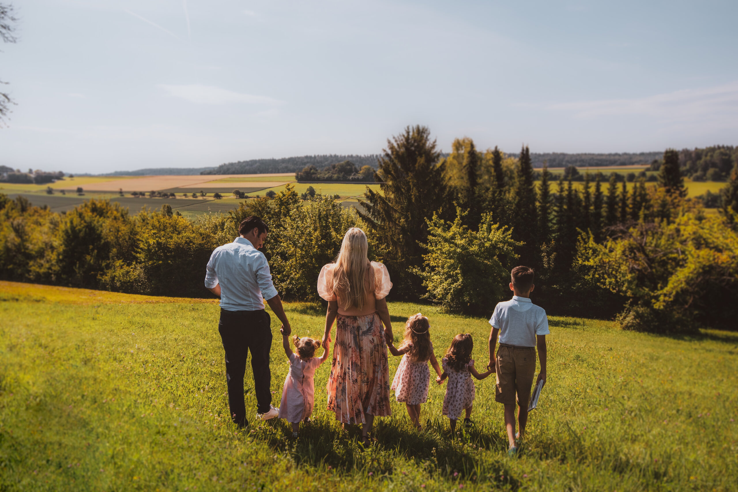 Familienfoto laufend von hinten